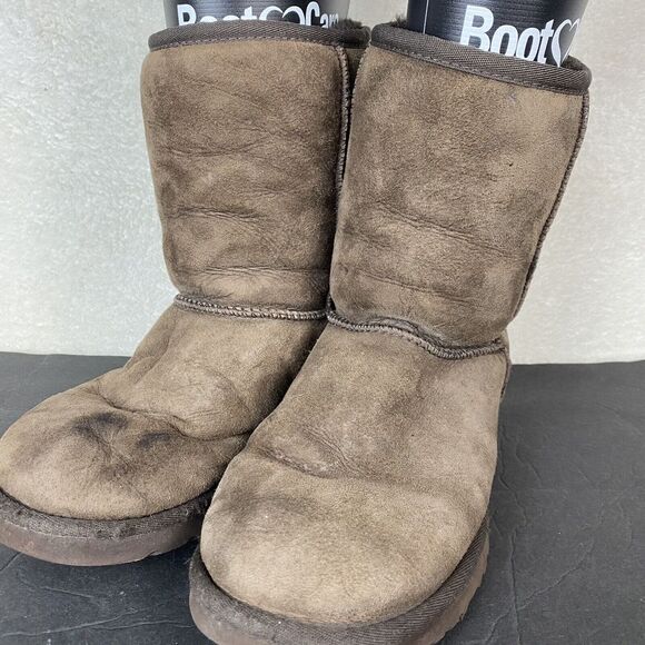 UGG Women's SZ 6 Classic Short Chocolate Brown Boots‎ 5825 Suede Sheepskin Soft - Picture 1 of 15